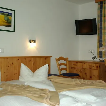 Almhotel Fichtenheim Otel Berg im Drautal